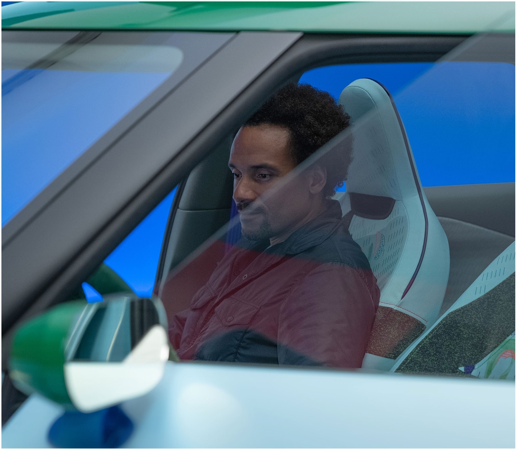 Oliver Heilmer at the steering wheel of the MINI Concept Aceman. The design of the interior is clear and reduced.